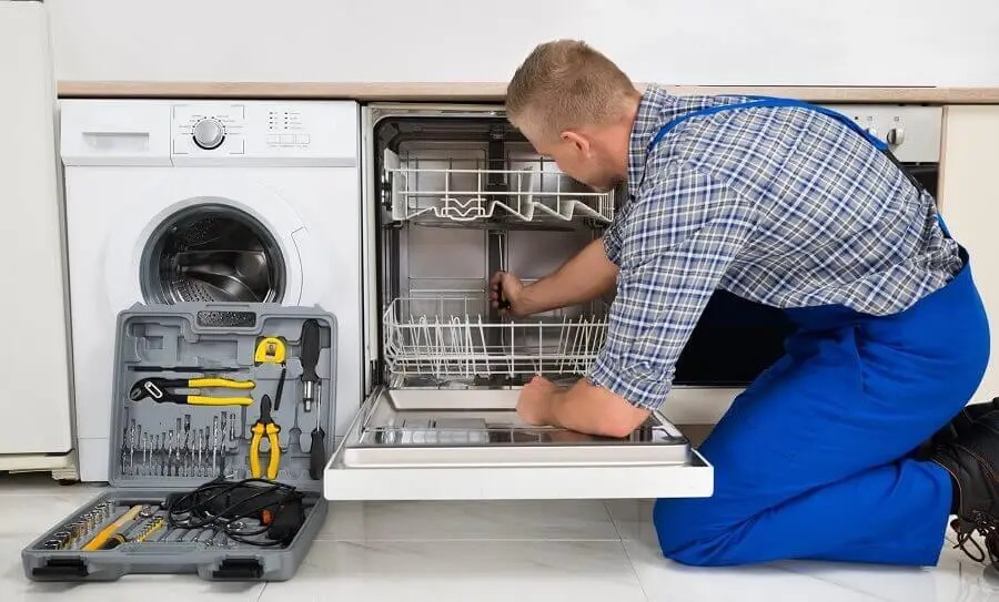 Adapazarı Whirlpool servisi teknisyen ekibi beyaz eşya tamiri yaparken
